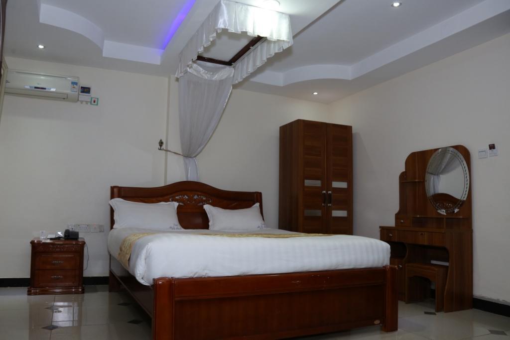 La Grande Hotel Kampala Bagian luar foto